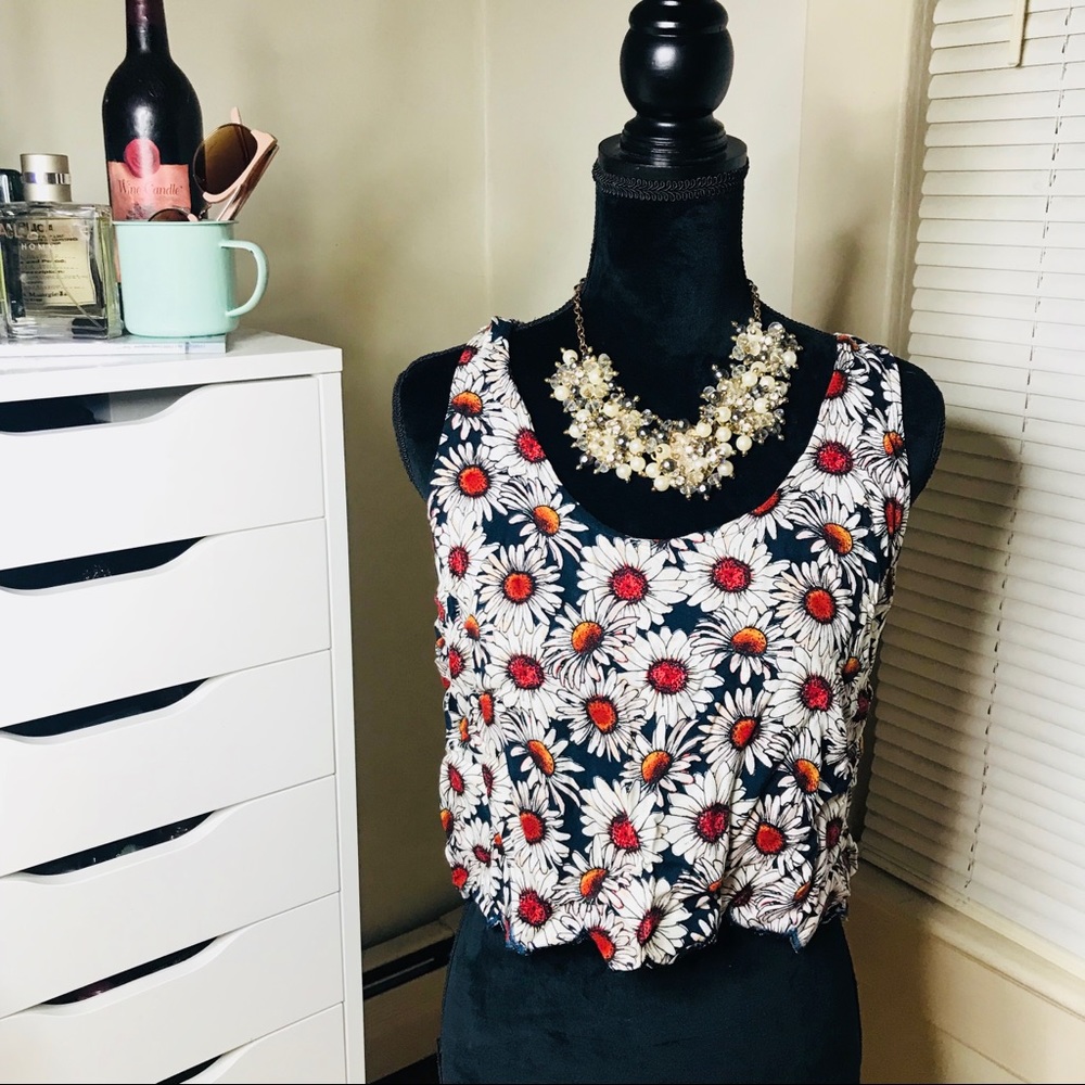 🌻SALE 5 for $25 • Scalloped Navy Daisy Tank Top